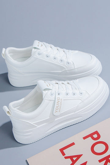 Vita platta avslappnade sneakers